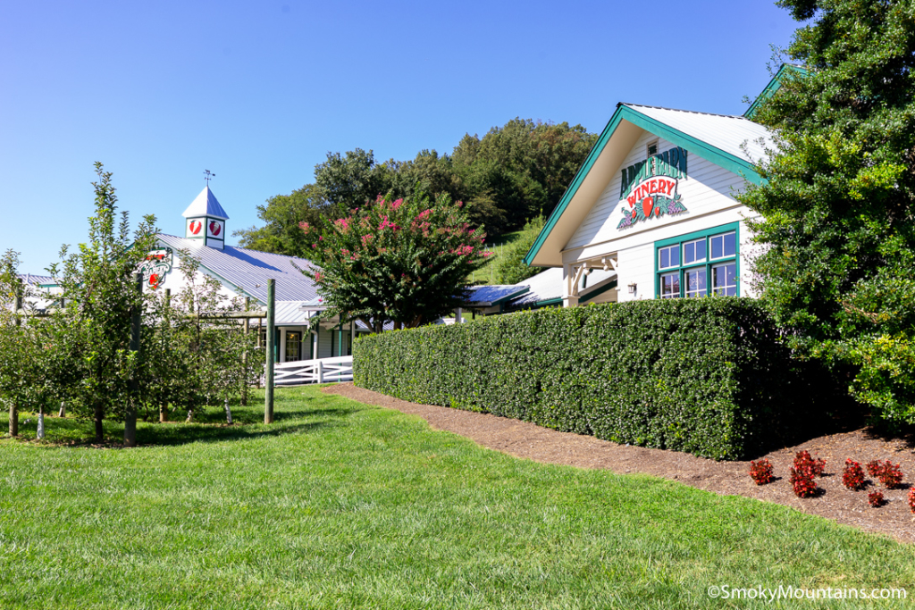 exterior of winery in sevierville