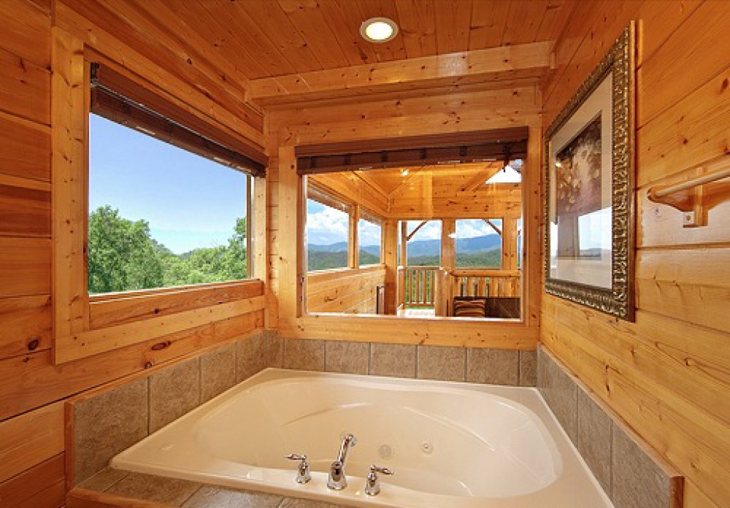 7 Cabins in Sevierville with Romantic Bathtubs