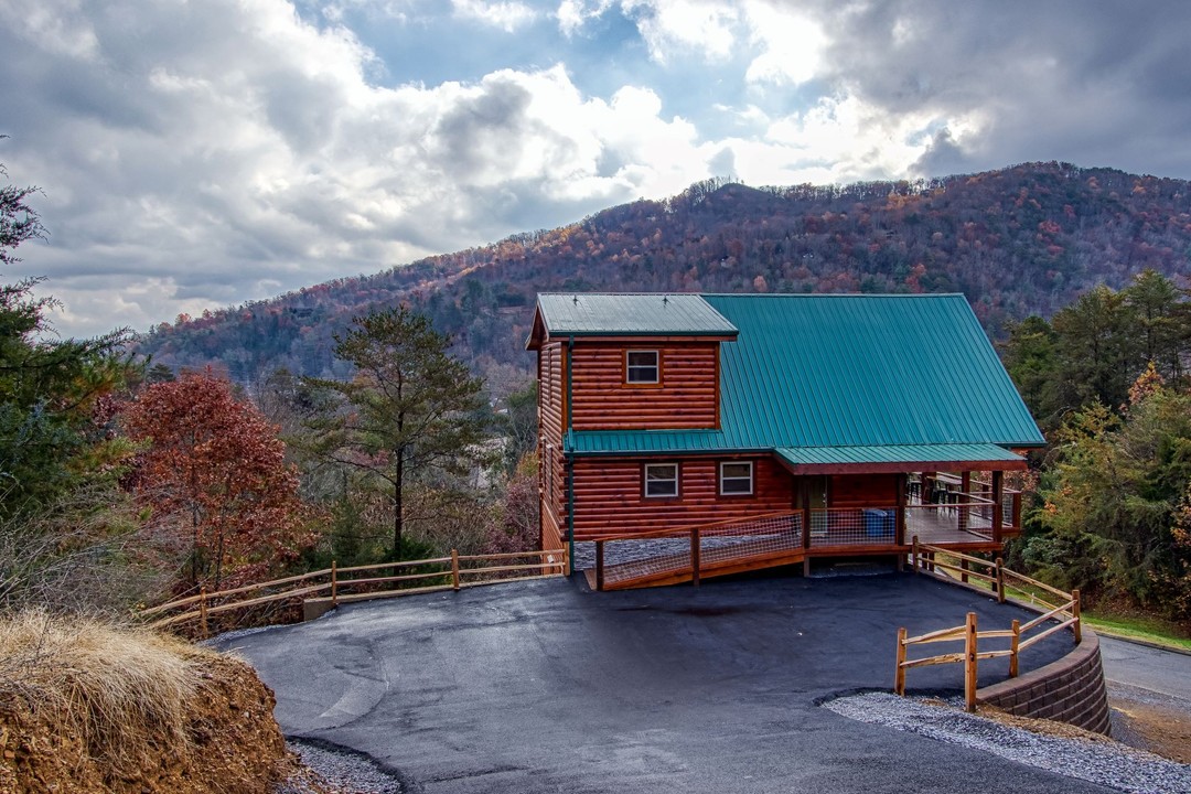 7 Splendid Cabins Near The Island in Pigeon Forge – 10 Minutes or Less